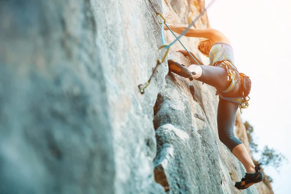 Rock climbing on vertical flat wall - Stock image — Stock Photo, Image