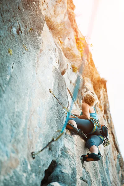 Rock climbing on vertical flat wall - Stock image — Stock Photo, Image