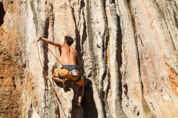 Opción audaz - escalada en roca —  Fotos de Stock