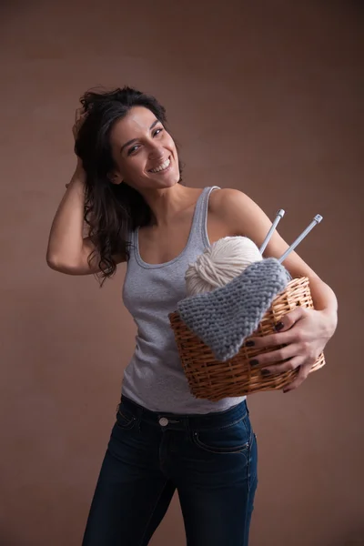 Cesta witn fio bola e agulhas de tricô em mãos de mulher — Fotografia de Stock