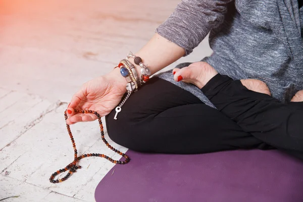 Жінка має медитацію йоги — стокове фото