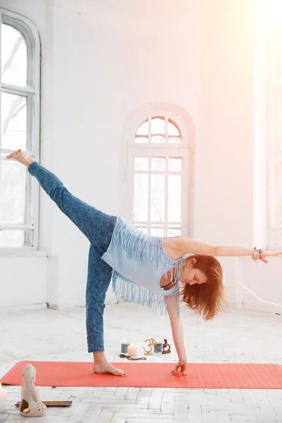Wanita yang sedang latihan yoga — Stok Foto
