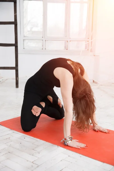 Yoga pratik olan kadın — Stok fotoğraf