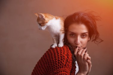 Kadının omzuna küçük kedi yavrusu