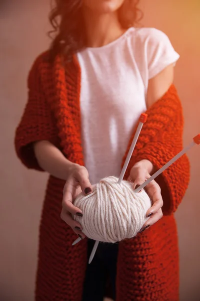 Gros plan de griffe de fil avec aiguilles à tricoter dans les mains des femmes — Photo