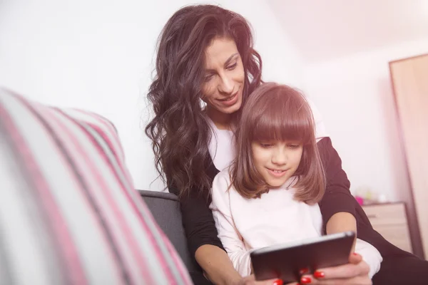 Madre e hija mirando la tableta digital —  Fotos de Stock