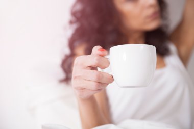 Womman elinde kahve fincanı