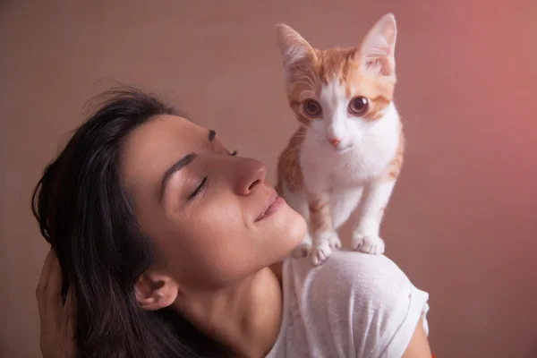 Kleine kitten op vrouw schouder — Stockfoto