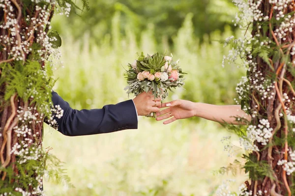 신부 및 신랑 꽃다발 들으십시오 스톡 사진