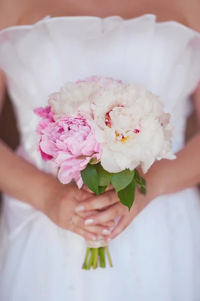 Noiva segurando buquê de flores mistas — Fotografia de Stock