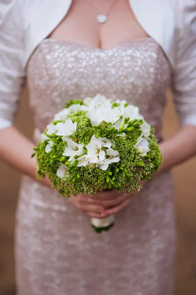 Noiva segurando buquê de flores mistas — Fotografia de Stock