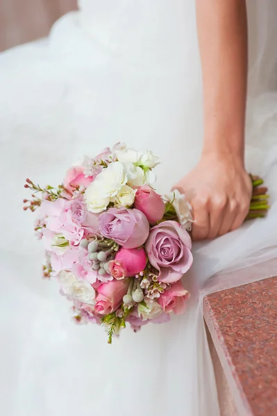 Noiva segurando buquê de flores mistas — Fotografia de Stock