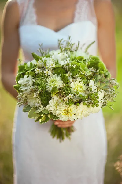 Букет смешанных цветов для невесты — стоковое фото