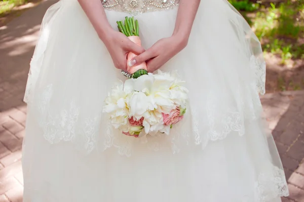 Noiva segurando buquê de flores mistas — Fotografia de Stock
