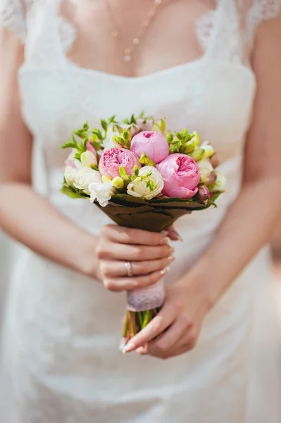 Menyasszony kezében csokor vegyes virág — Stock Fotó