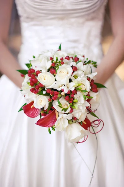Menyasszony kezében csokor vegyes virág — Stock Fotó