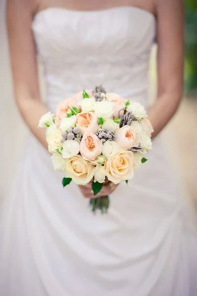 혼합된 꽃의 꽃다발을 들고 신부 로열티 프리 스톡 사진
