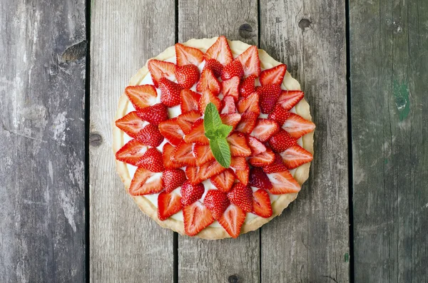 Tarta de fresa en el fondo de madera — Foto de Stock