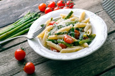 Kuşkonmaz, yeşil fasulye, domates ve parmesan makarna.