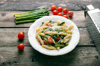 Kuşkonmaz, yeşil fasulye, domates ve parmesan makarna.