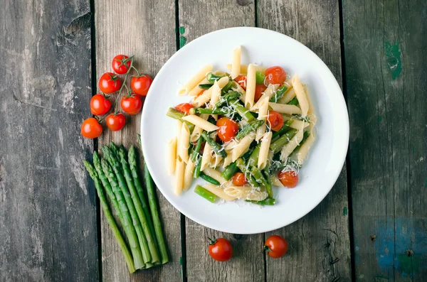 Pasta met asperges, groene bonen, tomaten en Parmezaanse kaas. Rechtenvrije Stockafbeeldingen