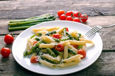 Kuşkonmaz, yeşil fasulye, domates ve parmesan makarna.