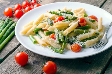 Kuşkonmaz, yeşil fasulye, domates ve parmesan makarna.