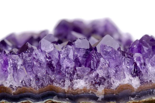 Amethyst minerale close-up op witte achtergrond Rechtenvrije Stockfoto's