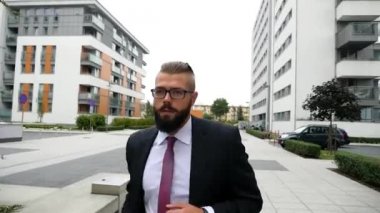 onun ofisine çalıştıran iş adamı