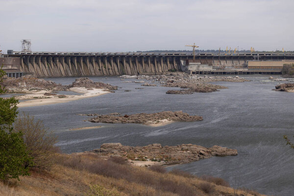 Плотина Днепровской ГЭС на Днепре в Запорожье, Украина. Высокое качество фото