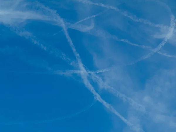 Cielo Azul Con Nubes Pista Aviones Foto Alta Calidad — Foto de Stock