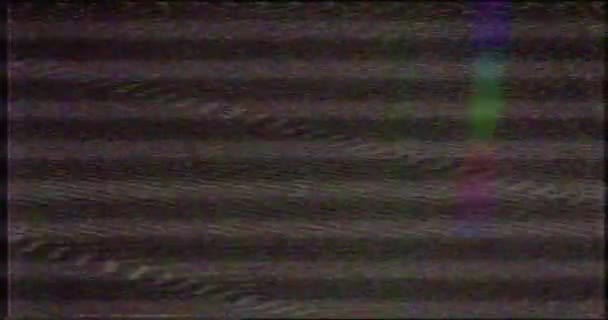 Ψηφιακή δυσλειτουργία οθόνης VHS και θόρυβος. Λειτουργία αναστροφής βιντεοκασέτας. Μαύρο λευκό στατική κίνηση θορύβου.παλιά ταινία grunge σε μαύρο φόντο ρεαλιστική τρεμοπαίζει, — Αρχείο Βίντεο