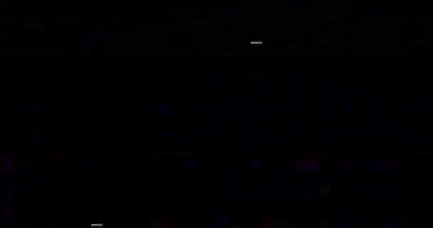 VHSスクリーンデジタルグリッチとノイズ。動画の巻き戻しモード。黒白静的なノイズの動き。黒の背景に古い映画のグランジ現実的なちらつき, — ストック動画