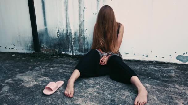 Triste femme bouleversée avec les mains liées s'assoit sur le sol. Concept de violence domestique. Abus d'une femme traite des êtres humains. — Video