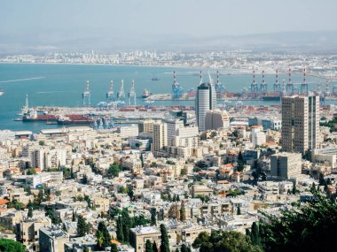 Mount Carmel 'den Hayfa, İsrail' deki şehir ve limana kadar güzel panoramik manzara.