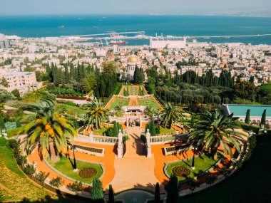 İsrail, Hayfa, Marh, 22, 2016 - Hayfa şehrinin ve Akdeniz 'in arka planına karşı Bahai güzel bahçelerinin muhteşem manzarası. Hayfa, Orta Doğu, İsrail