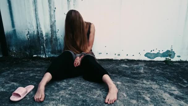 Trieste overstuur vrouw met gebonden handen zit op de vloer. Huiselijk geweld concept. Misbruik van een vrouw bij mensenhandel. — Stockvideo