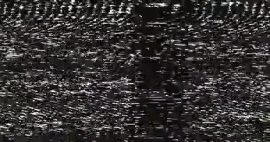 VHS ekran dijital arızası ve gürültü. İzleme kusurlu modu. Güm ve beyaz dinamik ses hareketi. Eski film grunge on black background realistik titreşim,