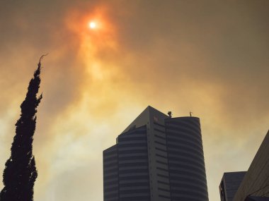 Güneşi dumanın içinden geçir. Şehrin kirli havası..