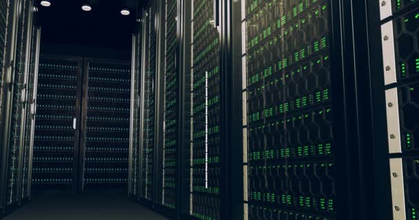 Digitale informatie gaat via glasvezelkabels door het netwerk en dataservers achter glaspanelen in de serverruimte van het datacenter. Digitale hogesnelheidslijnen — Stockvideo