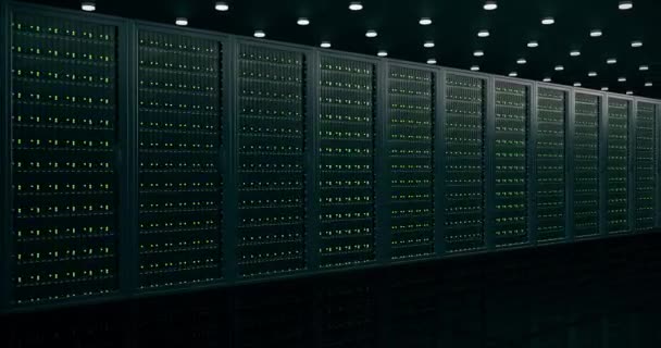 Digitale informatie gaat via glasvezelkabels door het netwerk en dataservers achter glaspanelen in de serverruimte van het datacenter. Digitale hogesnelheidslijnen — Stockvideo