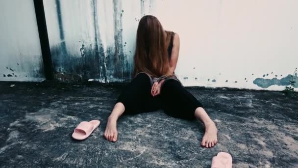Smutná rozrušená žena se svázanýma rukama sedí na podlaze. Koncept domácího násilí. Zneužívání obchodu s lidmi. — Stock video