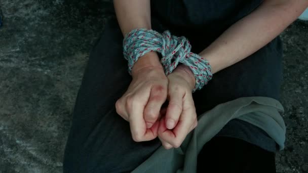 Les mains liées avec des bleus d'une femme assise sur le sol. Concept de violence domestique. Abus d'une femme, traite des êtres humains — Video