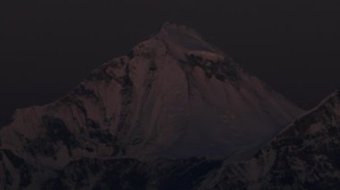 Karlı bir zirvede gündoğumunun hızlandırılması. Güneş, Nilgiri Dağı 'nın zirvesini altın rengine boyuyor..