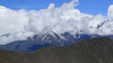 Zaman bulutları yeşil bir dağ vadisinde kıvrılır. Mustang, Nepal, Annapurna