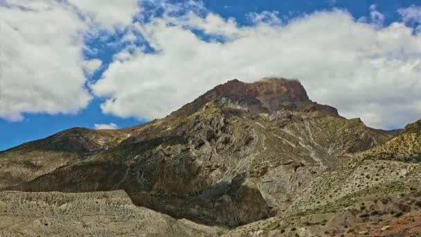 Nad zeleným horským údolím víří mračna. Mustang, Nepál, Annapurna — Stock video