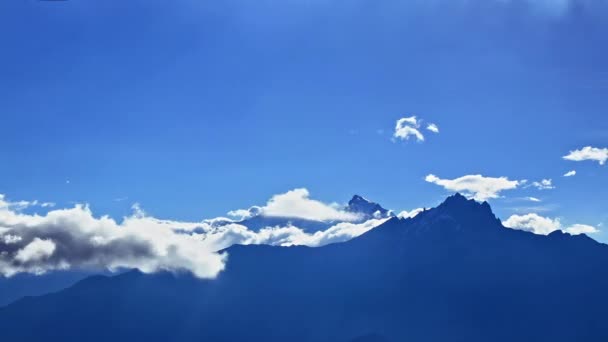 เมฆไทม์แลปส์หมุนอยู่เหนือภูเขาสีฟ้า จุดสูงสุดของหิมะในระยะไกล มัสแตง, เนปาล, อันนาฟาเอล — วีดีโอสต็อก