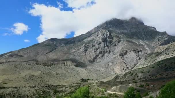 Nad zeleným horským údolím víří mračna. Mustang, Nepál, Annapurna — Stock video