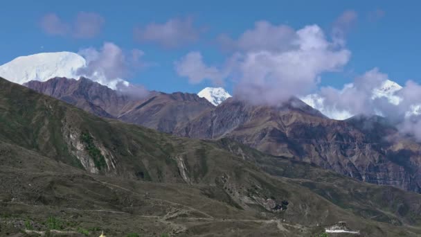 Nad zeleným horským údolím víří mračna. Mustang, Nepál, Annapurna — Stock video