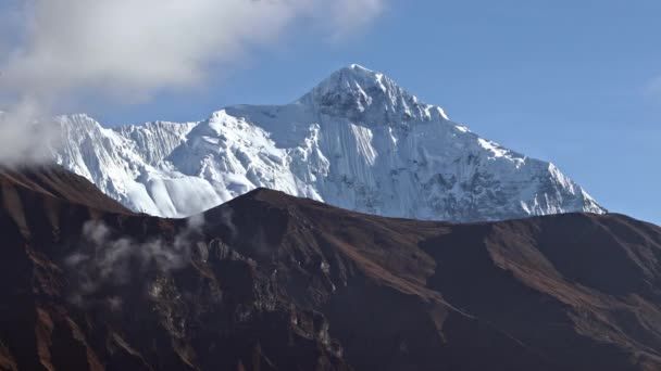 Timelapse van het begin van de nacht op een besneeuwde piek, glitter van ijs bij zonsondergang, wolken kolken over de top van de berg — Stockvideo